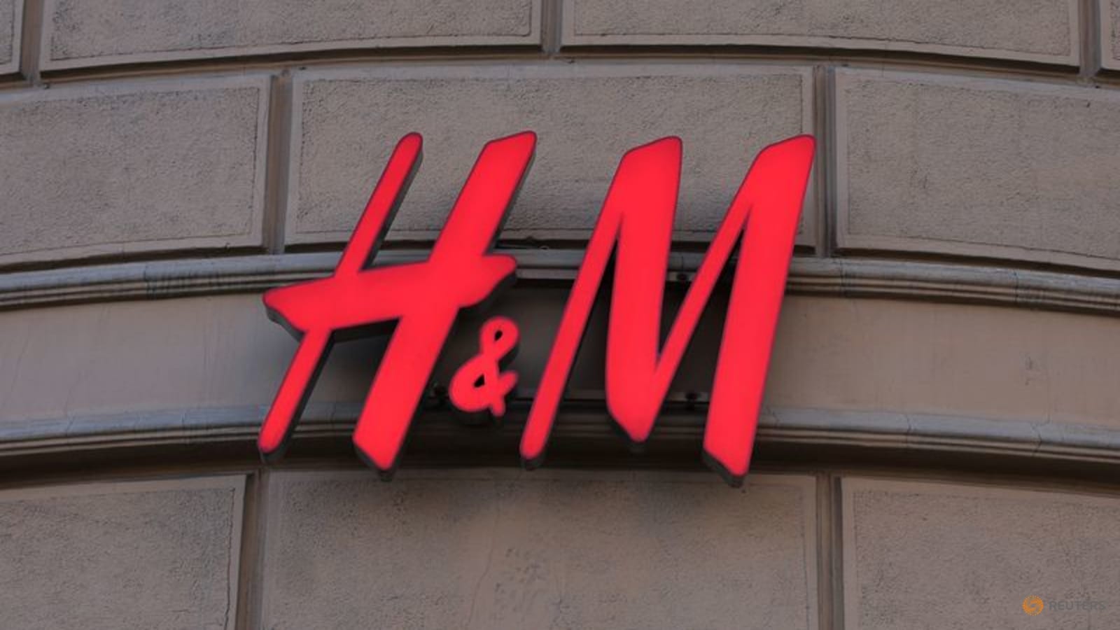 h&m-malaysia-files-police-report-after-allegations-of-hidden-cameras-in-changing-rooms