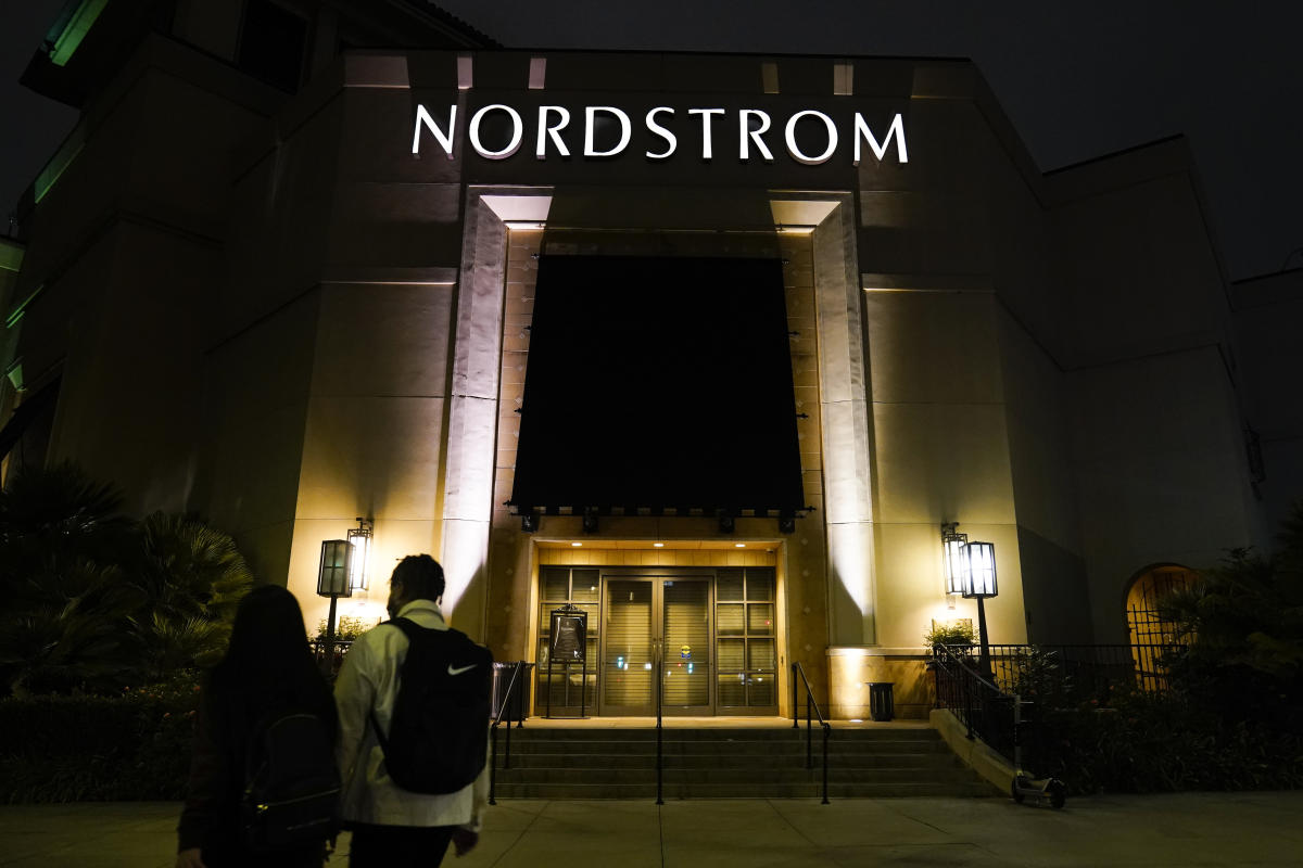 nordstrom-cuts-outlook-as-bad-news-piles-up-for-retailers
