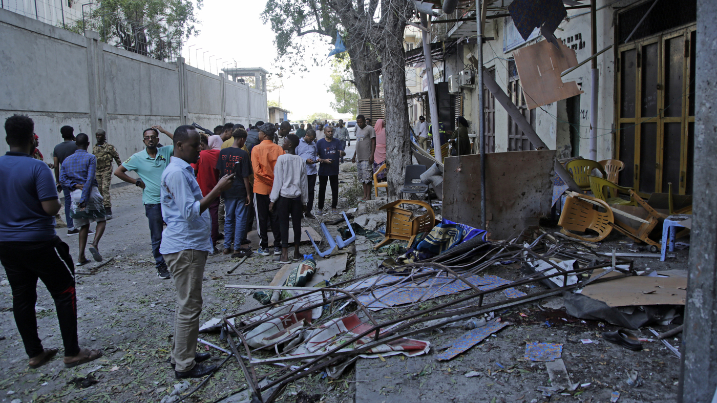 5-are-dead-after-extremists-stormed-a-government-office-in-somalia's-capital