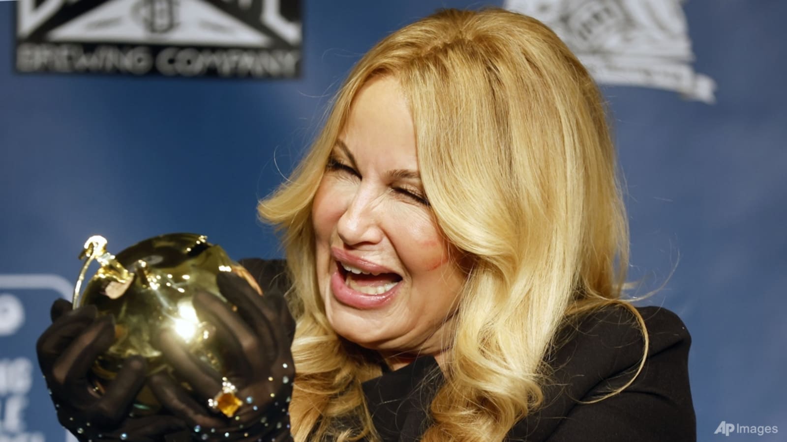 the-white-lotus'-jennifer-coolidge-crowned-hasty-pudding's-woman-of-the-year