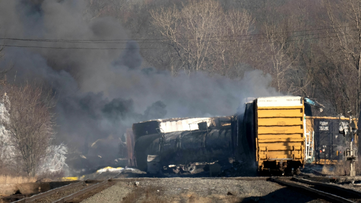 residents-of-northeast-ohio-urged-to-evacuate-after-derailed-train-threatens-explosion