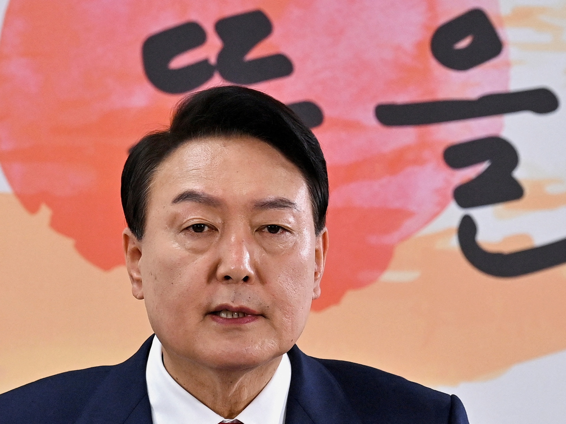 south-korea’s-yoon-calls-on-banks,-telecoms-to-ease-living-costs