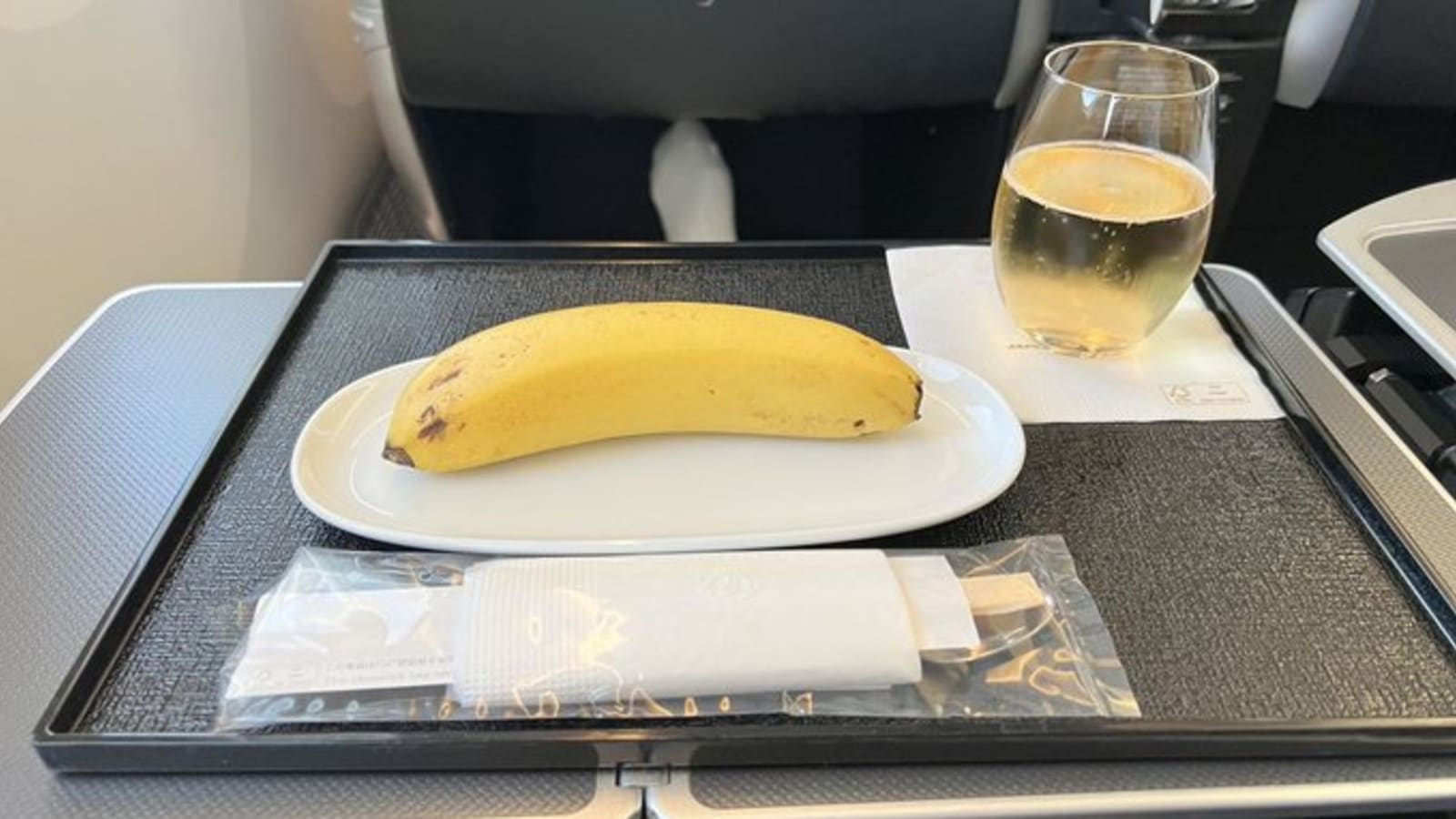 'underwhelming':-passenger-served-banana-with-cutlery-for-breakfast-on-japan-airlines-business-class-flight