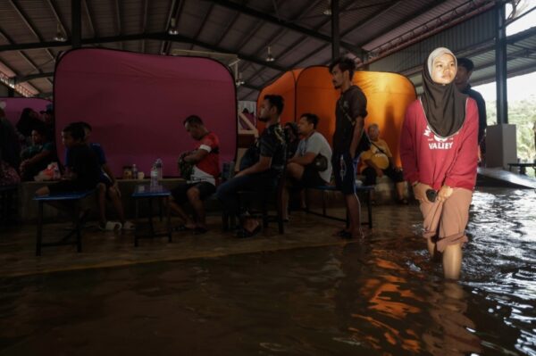 police:-relief-centre-in-batu-pahat-flooded,-evacuees-to-move-to-another-shelter