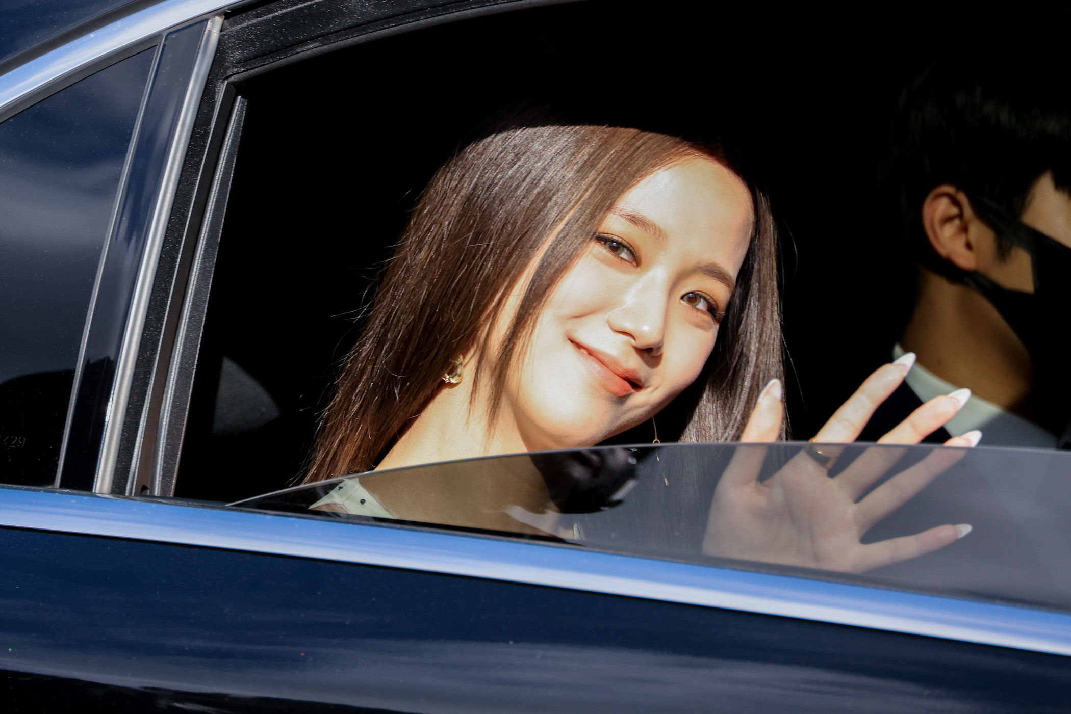 blackpink's-jisoo-shares-her-skincare-routine-for-her-ethereal-glowing-skin