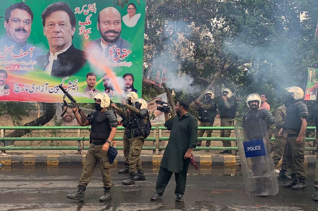 toshakhana-case:-police,-pti-workers-clash-outside-ex-pm-imran-khan’s-house-ahead-of-possible-arrest-–