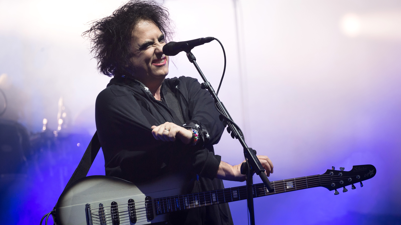 robert-smith-of-the-cure-convinces-ticketmaster-to-give-partial-refunds,-lower-fees