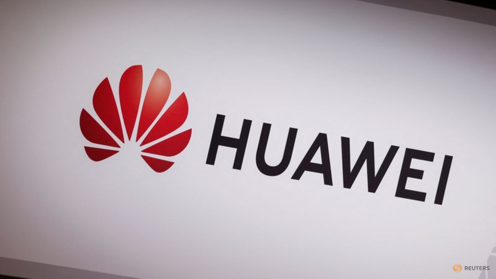 huawei-has-replaced-thousands-of-us-banned-parts-in-its-products,-founder-says