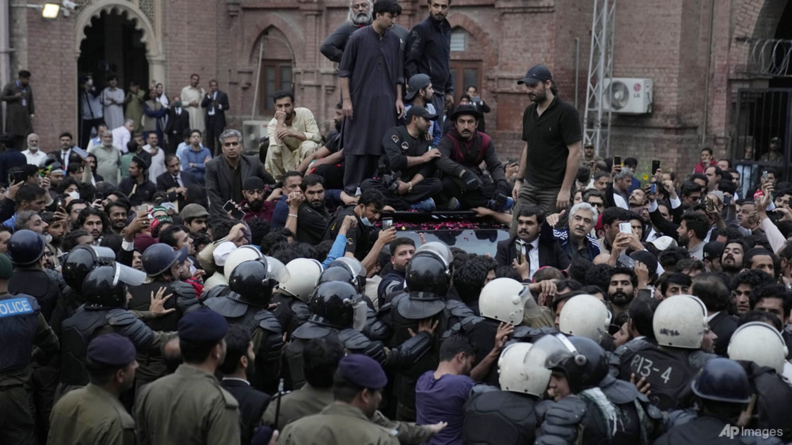 pakistan-court-drops-arrest-warrant-against-ex-pm-imran-khan